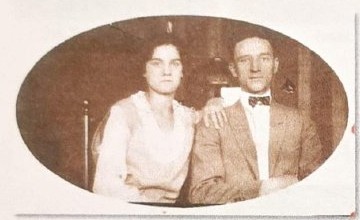 Annie & Ket, circa 1920